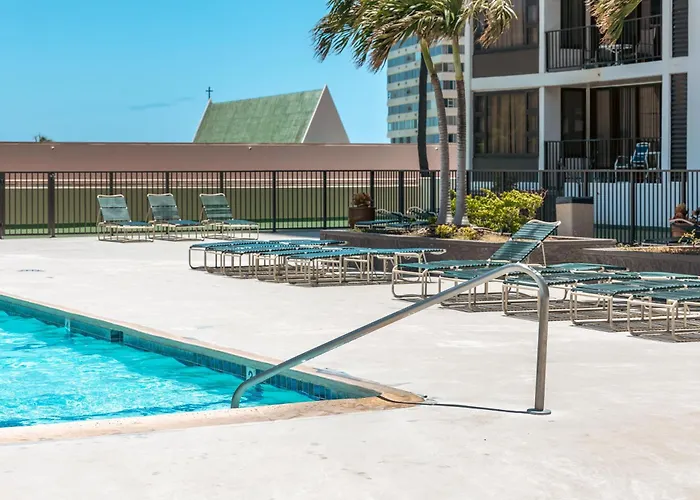 Warm Aloha Vibes, Mountain Views, Short Walk To Beach, And Free Parking