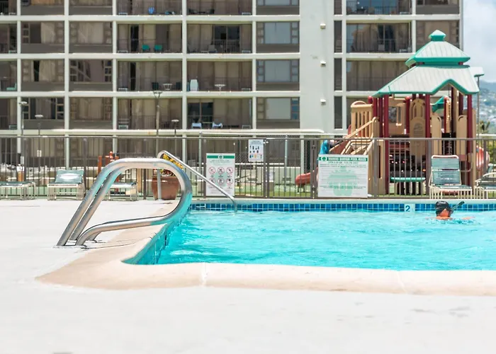 Warm Aloha Vibes, Mountain Views, Short Walk To Beach, And Free Parking