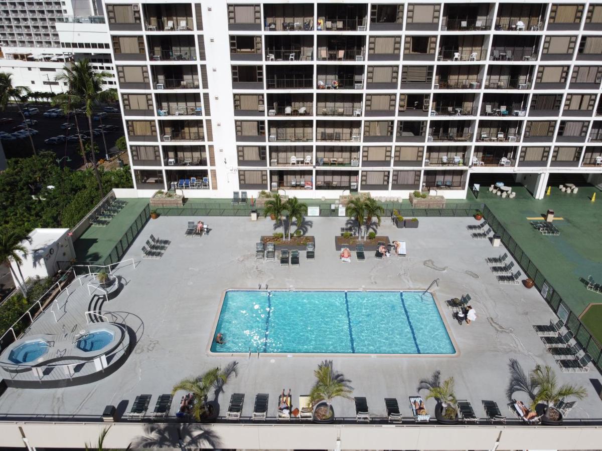 Warm Aloha Vibes, Mountain Views, Short Walk To Beach, And Free Parking *
