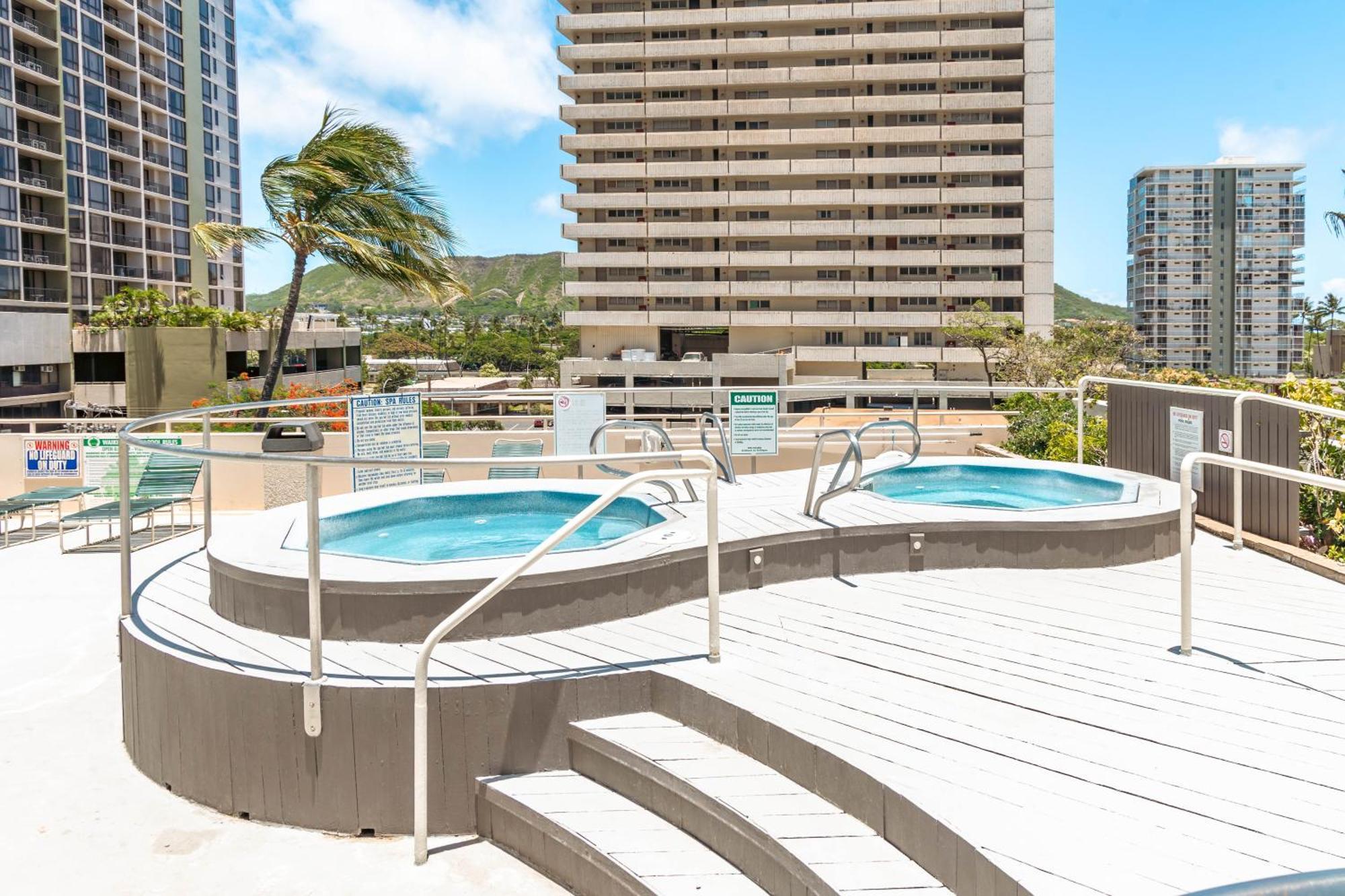 Warm Aloha Vibes, Mountain Views, Short Walk To Beach, And Free Parking Apartment *