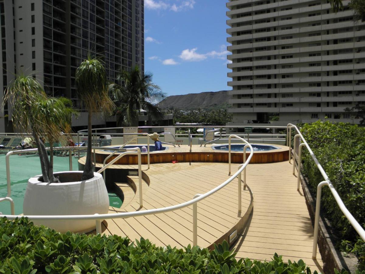 Warm Aloha Vibes, Mountain Views, Short Walk To Beach, And Free Parking Appartement